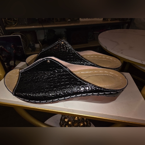 Croc-Embossed BLACK Women's Sandals SZ 10 - Picture 3 of 6